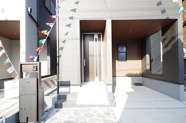 家族を心地よく迎えたり、お客様を心からお迎えしたり、おもてなしの心をもって迎え入れます。