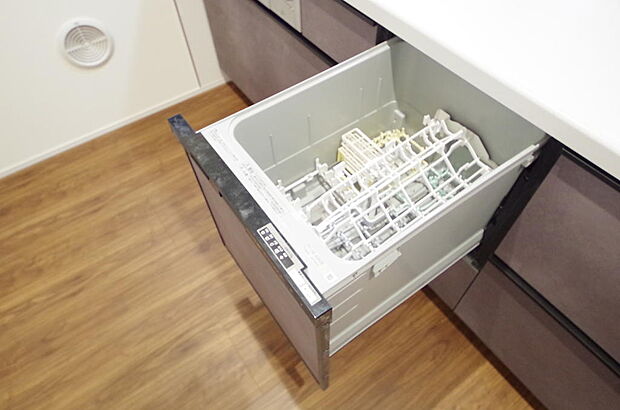 食器の出し入れがしやすいスライド収納タイプの食器洗い乾燥機です。また、節水効果にも優れています。