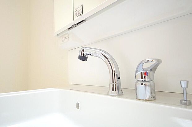 洗面台の給水口はホースが伸びるので朝シャン出来ます。シングルレバーでお湯の温度も楽々調整出来ます。