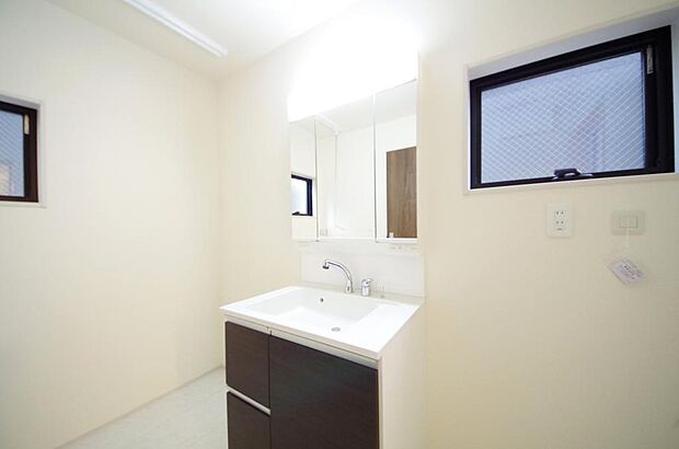 家族全員で利用するパブリックスペースとなりますので、鏡周りの収納ですっきり洗面台がご利用いただけます