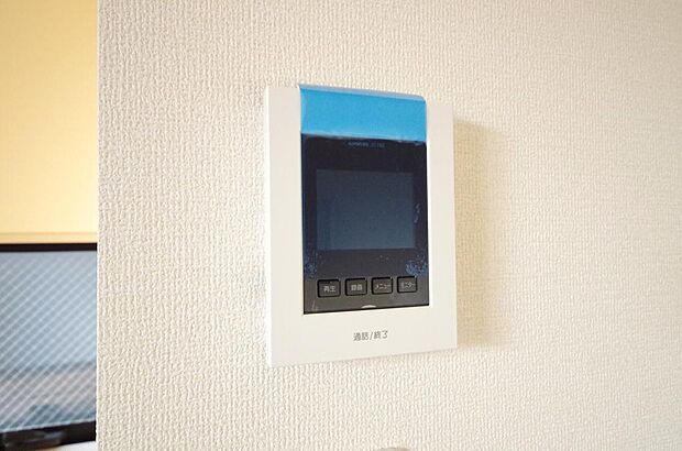 来訪者を映像と音声で確認可能なので、煩わしいセールスにも住戸内で対話可能です。
