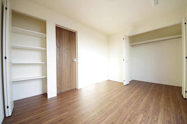 木の質感が優しい床材と豊富な収納が特徴的な、心に温かさを感じる内装です。