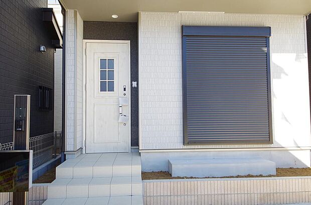 玄関はいわばその邸宅の顔です。だからこそ、迎賓のためにしつらえを細部まで施しました。