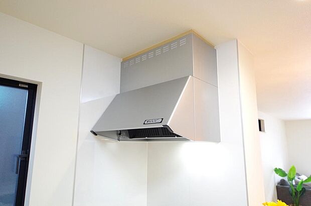 キッチン上部には、ブーツ型の照明付きのレンジフードが標準装備されております。