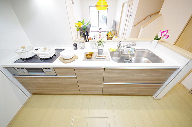 キッチンには耐久性が高く、お手入れも簡単で人工大理石トップを採用して、キッチンを優雅に演出しました。