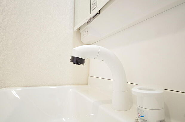 洗面台の給水口はホースが伸びるので朝シャン出来ます。シングルレバーでお湯の温度も楽々調整出来ます。