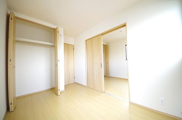 木の質感が優しい床材と豊富な収納が特徴的な、心に温かさを感じる内装です。