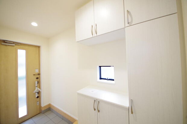 棚板が多く、沢山のの靴が収納可能。棚板は稼働可能ですのでブーツやヒールの高い靴も収納でき便利です。