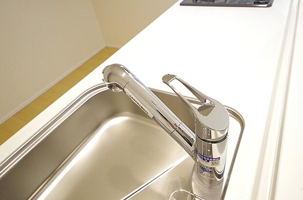 レバー操作一つで水量、温度も調節可能です。また、蛇口には浄水カートリッジも内蔵可能です。