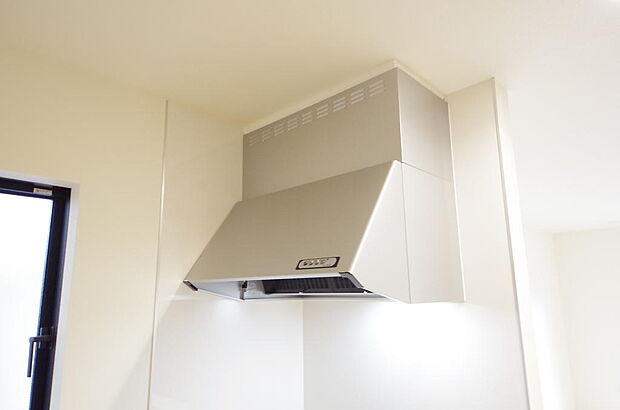 キッチン上部には、ブーツ型の照明付きのレンジフードが標準装備されております。