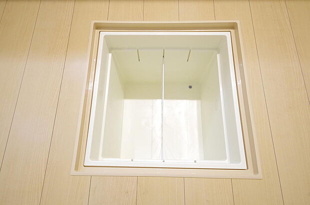 ミネラルウォーター、缶詰、非常食のストックに便利です。空間を有効に利用した収納です。