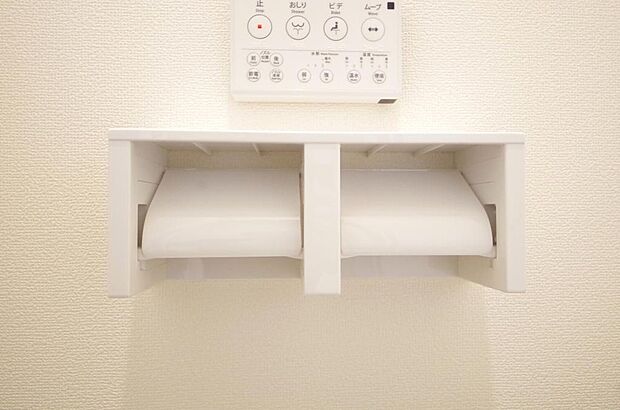 トイレ内のペーパーホルダーは、しっかりとした押さえ付き横型ダブルホルダーが標準装備されています。
