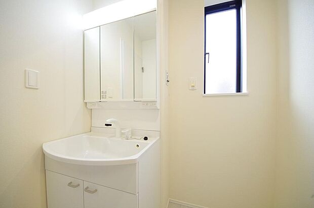家族全員で利用するパブリックスペースとなりますので、鏡周りの収納ですっきり洗面台がご利用いただけます