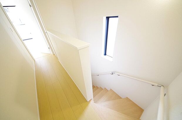 階段には手すりを標準装備することで、お子様やご高齢者の安全性にも配慮しております。
