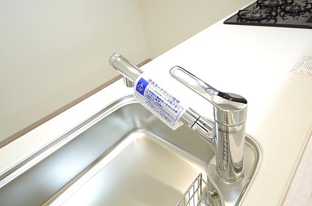 レバー操作一つで水量、温度も調節可能です。また、蛇口には浄水カートリッジも内蔵可能です。