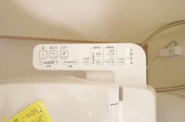 トイレでの洗浄、水量、水温などの機能はリモコンでラクに操作できます。人気の設備の一つです。