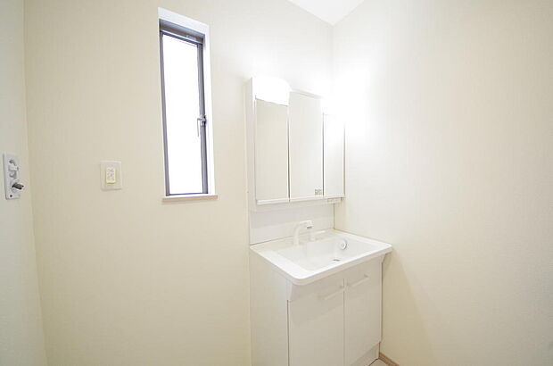 家族全員で利用するパブリックスペースとなりますので、鏡周りの収納ですっきり洗面台がご利用いただけます