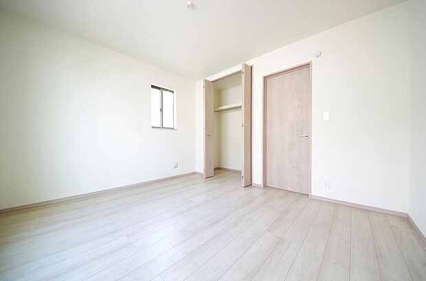 木の質感が優しい床材と豊富な収納が特徴的な、心に温かさを感じる内装です。