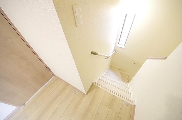 階段には手すりを標準装備することで、お子様やご高齢者の安全性にも配慮しております。
