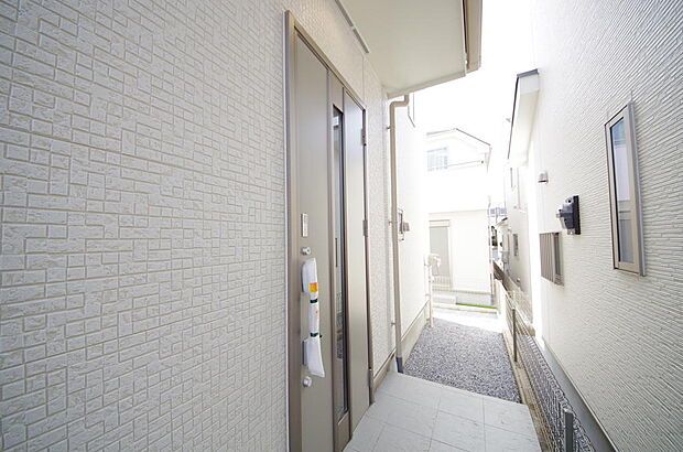 玄関はいわばその邸宅の顔です。だからこそ、迎賓のためにしつらえを細部まで施しました。