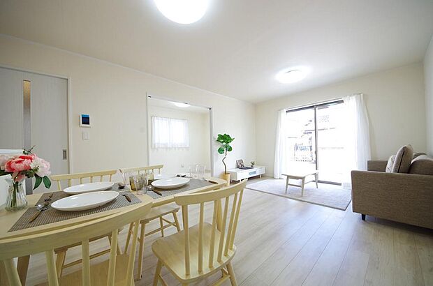 明るい陽光が差し込み開放的なリビング ダイニングを演出し、ゆとりある空間はご満足いただけます。