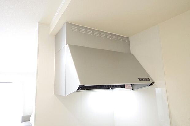 キッチン上部には、ブーツ型の照明付きのレンジフードが標準装備されております。