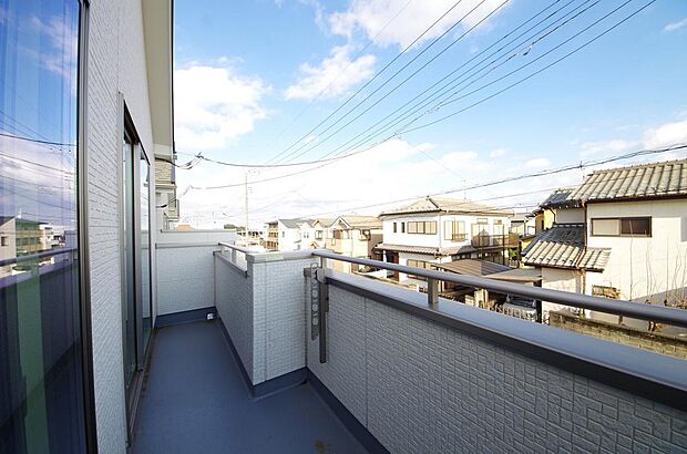 陽光あふれるバルコニーは、たくさんの光を浴びることができるのでお洗濯物やお布団もしっかり干せます。