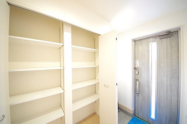 棚板が多く、沢山の靴が収納可能。棚板は稼働可能ですのでブーツやヒールの高い靴も収納でき便利です。