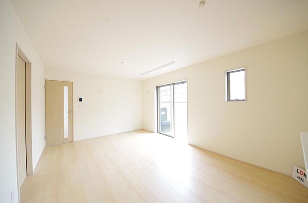 明るい陽光が差し込み開放的なリビング ダイニングを演出し、ゆとりある空間はご満足いただけます。