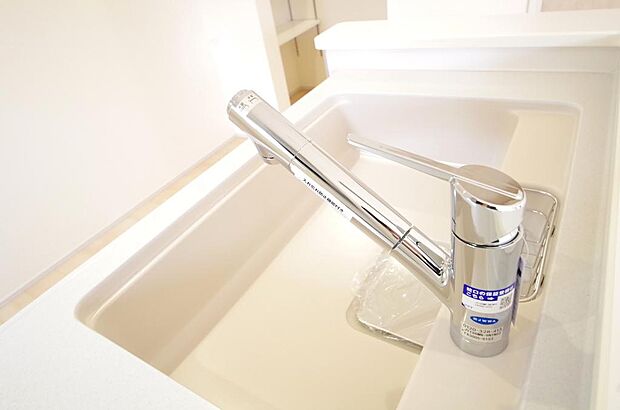 レバー操作一つで水量、温度も調節可能です。また、蛇口には浄水カートリッジも内蔵可能です。