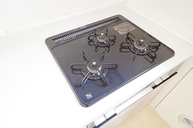 三ツ口コンロはSiセンサーが組み込まれています。長時間の使用の際にセンサーが自動でストップします。