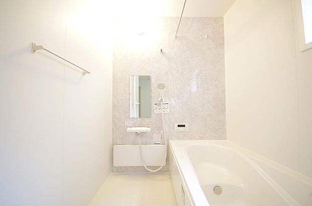 心地よい入浴タイムを追求した大きな浴槽とアクセントパネルで、より高級感が演出されます。