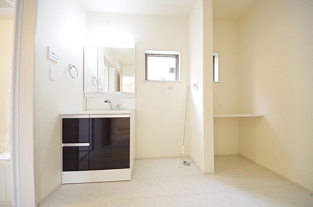 家族全員で利用するパブリックスペースとなりますので、鏡周りの収納ですっきり洗面台がご利用いただけます