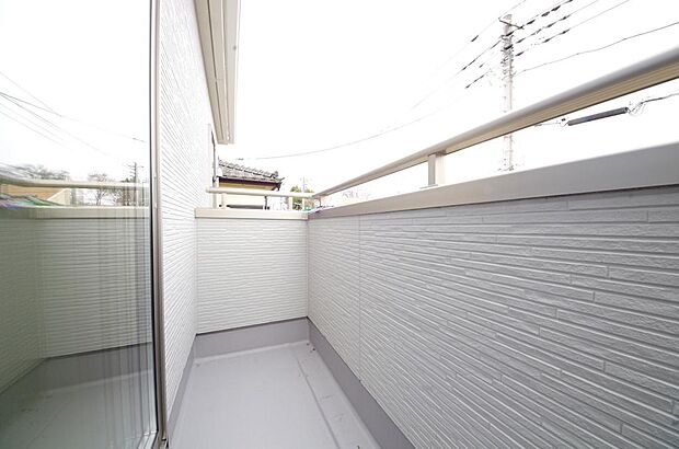 陽光あふれるバルコニーは、たくさんの光を浴びることができるのでお洗濯物やお布団もしっかり干せます。