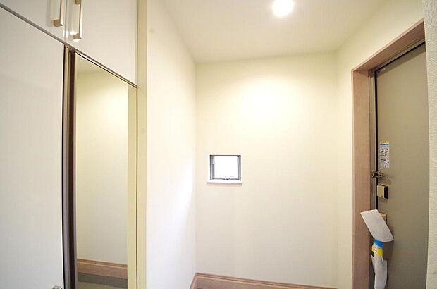 棚板が多く、沢山のの靴が収納可能。棚板は稼働可能ですのでブーツやヒールの高い靴も収納でき便利です。