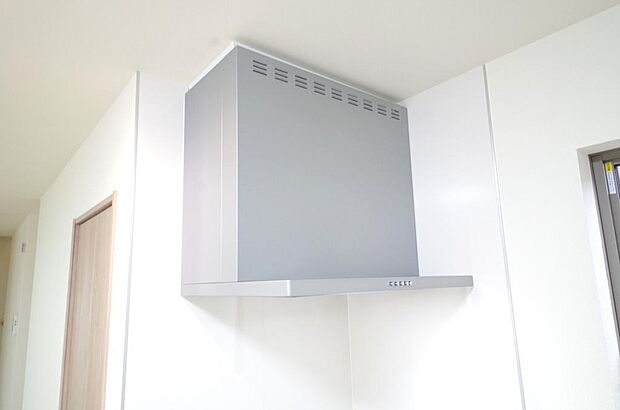 キッチン上部には、スッキリとしたスリム型レンジフードが標準装備されております。