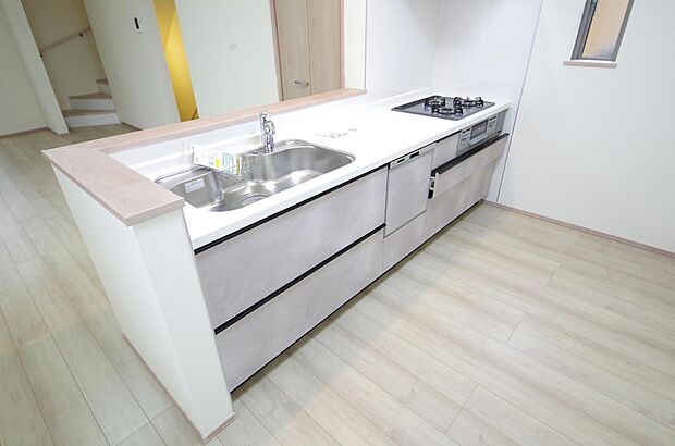 キッチンには耐久性が高く、お手入れも簡単で人工大理石トップを採用して、キッチンを優雅に演出しました。