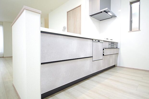 リビング ダイニング全体が見渡せるキッチンは、リビングのお子様の様子を見守りながら家事ができます。