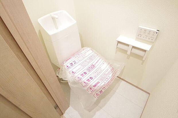 少ない水を有効に使って、汚れも効率よく洗浄します。便器は奥までふちのない掃除がしやすい形状です。