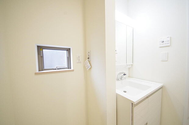 家族全員で利用するパブリックスペースとなりますので、鏡周りの収納ですっきり洗面台がご利用いただけます