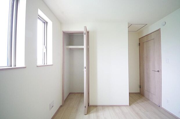 木の質感が優しい床材と豊富な収納が特徴的な、心に温かさを感じる内装です。