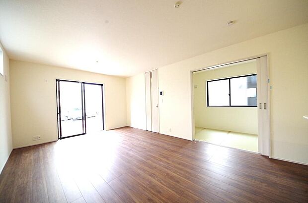 明るい陽光が差し込み開放的なリビング ダイニングを演出し、ゆとりある空間はご満足いただけます。