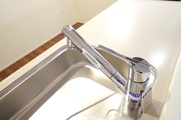 レバー操作一つで水量、温度も調節可能です。また、蛇口には浄水カートリッジも内蔵可能です。