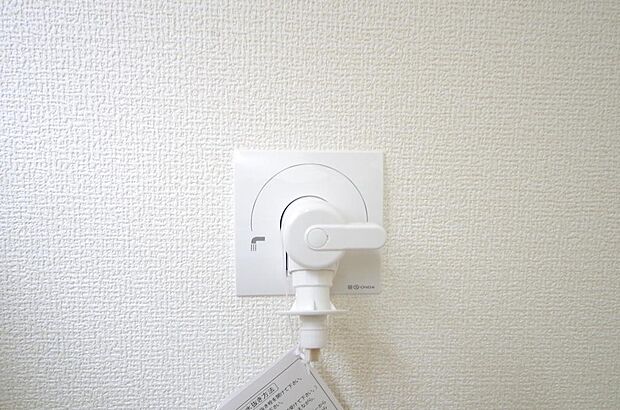 洗濯機用の給水口には蛇口ではなく、全自動洗濯機が設置できる専用の給水口が設置されております。