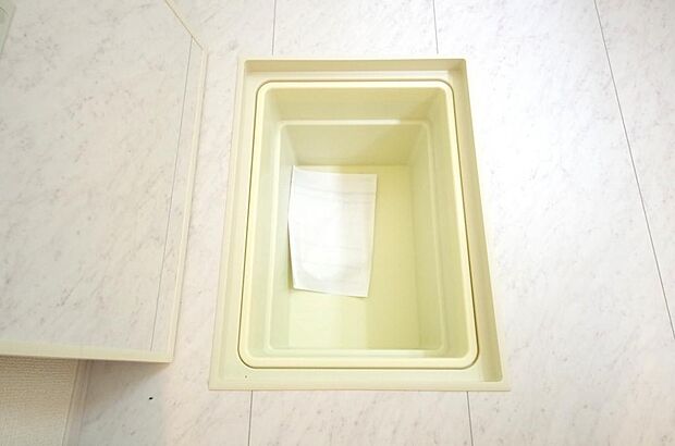 シャンプー リンス 洗剤 柔軟剤等のストックに便利です。空間を有効に利用した収納です。