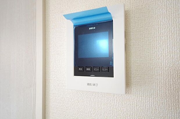 来訪者を映像と音声で確認可能なので、煩わしいセールスにも住戸内で対話可能です。