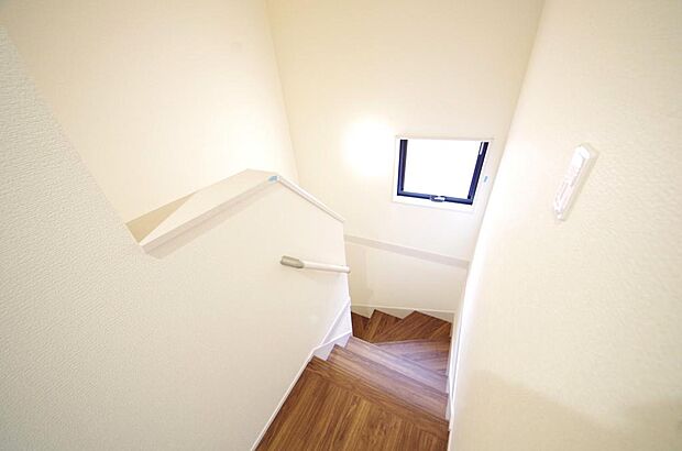 階段には手すりを標準装備することで、お子様やご高齢者の安全性にも配慮しております。