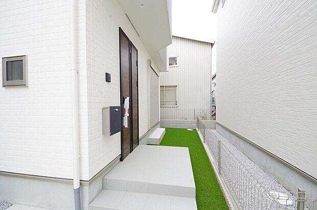 玄関はいわばその邸宅の顔です。だからこそ、迎賓のためにしつらえを細部まで施しました。