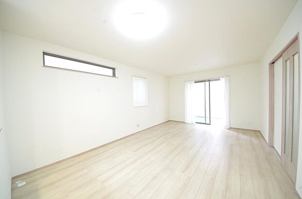 明るい陽光が差し込み開放的なリビング ダイニングを演出し、ゆとりある空間はご満足いただけます。