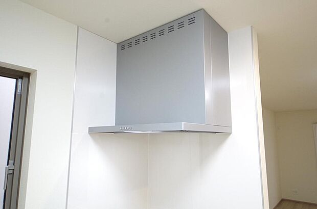 キッチン上部には、スッキリとしたスリム型レンジフードが標準装備されております。